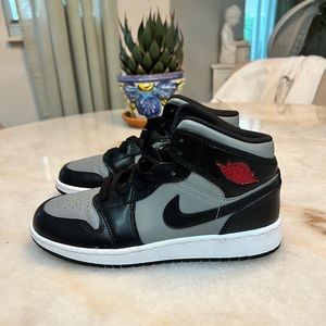 Jordan 1 Mid Shadow Sz 4Y Nike Air Jordan Black Gray Red 554725-096